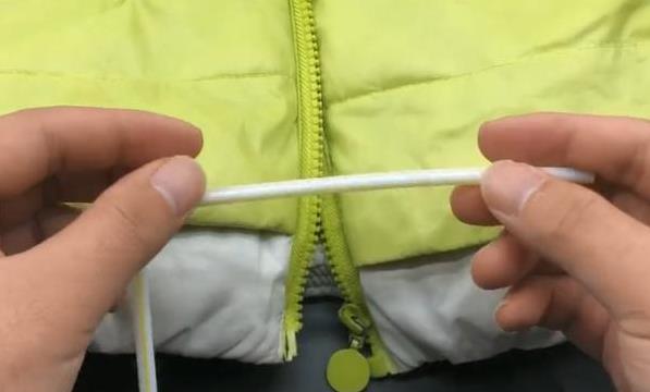 衣服拉鍊壞了別著急換新，只需一根吸管就能修好，真是省錢又實用！