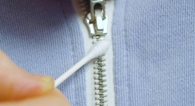 衣服拉鍊壞了別著急換新，只需一根吸管就能修好，真是省錢又實用！
