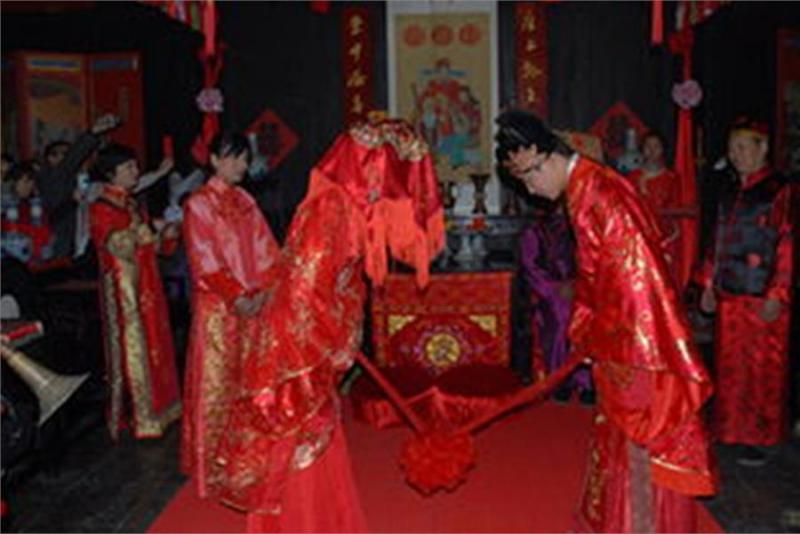 母親收留女乞丐，給她吃的認她做兒媳，兩年後乞丐消失，卻救了全村人的命