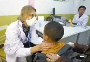 媽媽把濕毛巾綁在孩子的腿上,簡單的自療法,有孩子的必須看!