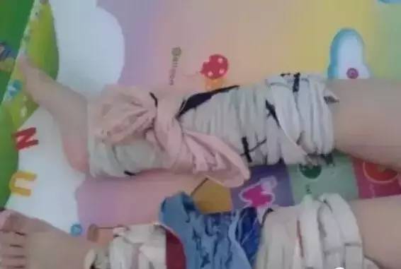 媽媽把濕毛巾綁在孩子的腿上,簡單的自療法,有孩子的必須看!