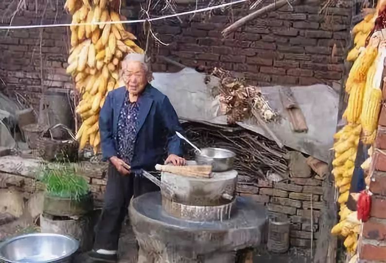 離婚後帶女兒逛街，女兒指著一個乞丐喊奶奶，第二天獲得百萬遺產