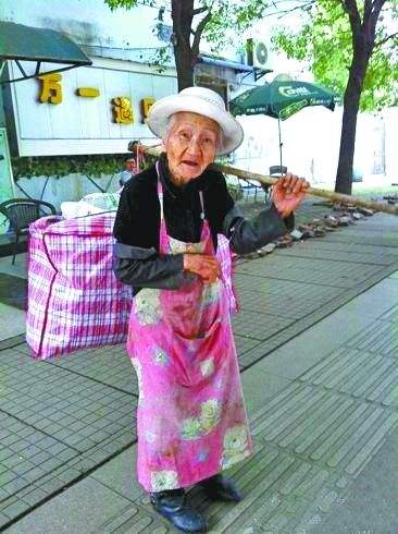 離婚後帶女兒逛街，女兒指著一個乞丐喊奶奶，第二天獲得百萬遺產