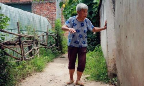 離婚後帶女兒逛街，女兒指著一個乞丐喊奶奶，第二天獲得百萬遺產