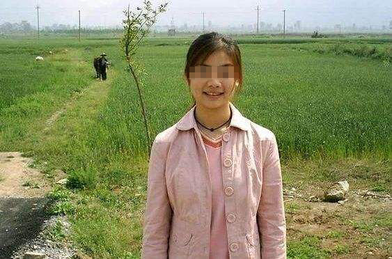 小姑子一來家住，丈夫就去賓館睡，妻子疑惑，偷摸跟去一瞧，淚目