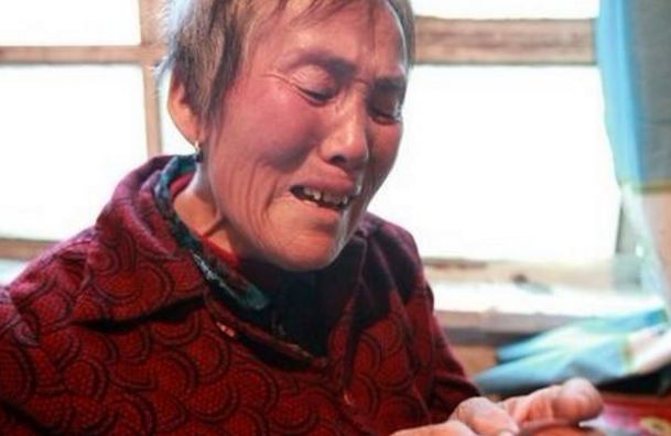 丈夫出軌，給情婦租房子，妻子憤怒推門而入，看見情婦，淚目