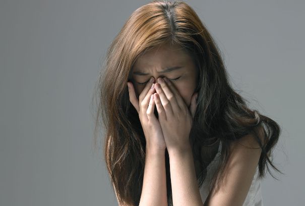 丈夫出軌，給情婦租房子，妻子憤怒推門而入，看見情婦，淚目