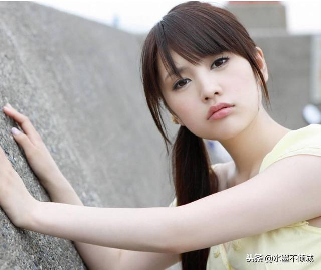 妻子外出打工，丈夫在家與人同居，被發現後罵妻子不體諒他的苦衷