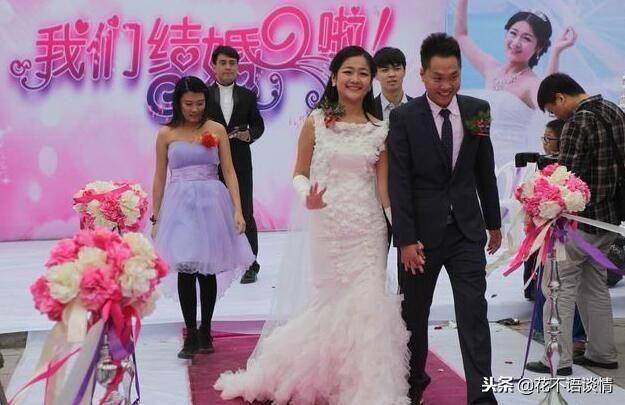 生下女兒，母親來伺候月子，無意中瞥到消息，母親勸她離婚