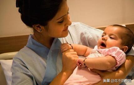 生下女兒，母親來伺候月子，無意中瞥到消息，母親勸她離婚