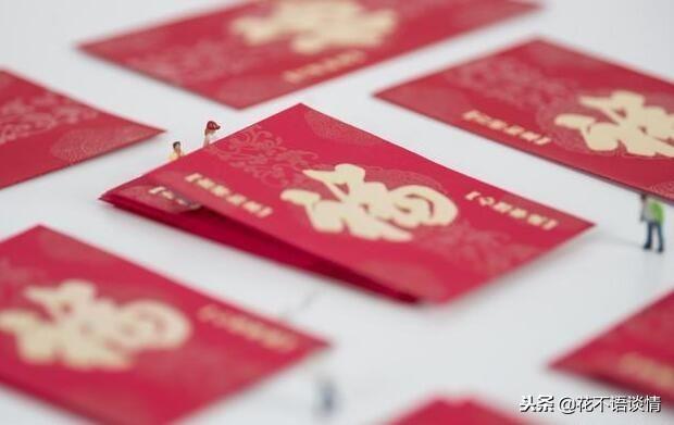 生下女兒，母親來伺候月子，無意中瞥到消息，母親勸她離婚
