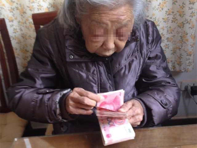 兒媳生子，婆婆獎十萬，丈夫偷走帶情人買包，回家一推門，癱地上