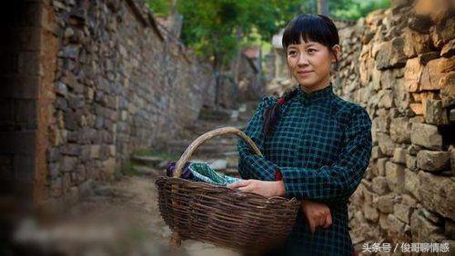 春節和媳婦一起回老家接媽媽，到家就給她一巴掌，不想過可以滾