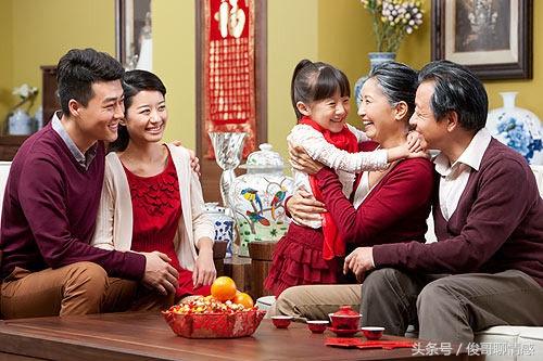周末回家吃飯，媽媽「說完話」我默默的放下筷子，起身離開了