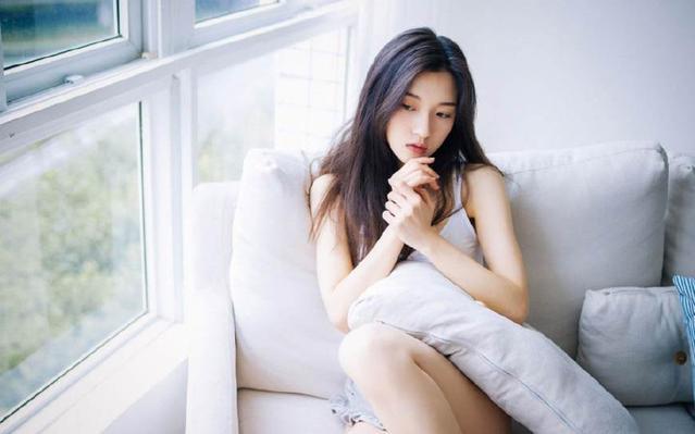 丈夫離婚，情人穿著名牌上門挑釁，進了前妻臥室，如遭雷擊