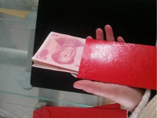 兒子在家當起了奶爸，引發婆婆的不滿，兒媳說番話，婆婆淚目