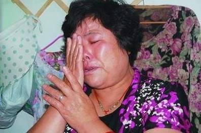 老公離世五年，女子帶娃看奶奶，吃飯時娃喊爸爸，一回頭如遭雷擊