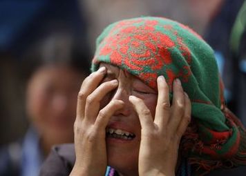 新婚夜兒媳婦大笑，兒子卻尖叫救命，俺跑進婚房，指責兒子沒人性