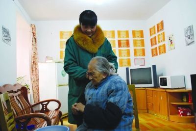 2個閨女接連失蹤，八年沒找到，婆婆臨終指指牆，她才知當年實情