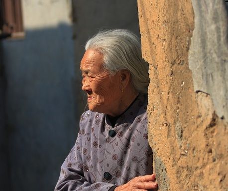 2個閨女接連失蹤，八年沒找到，婆婆臨終指指牆，她才知當年實情