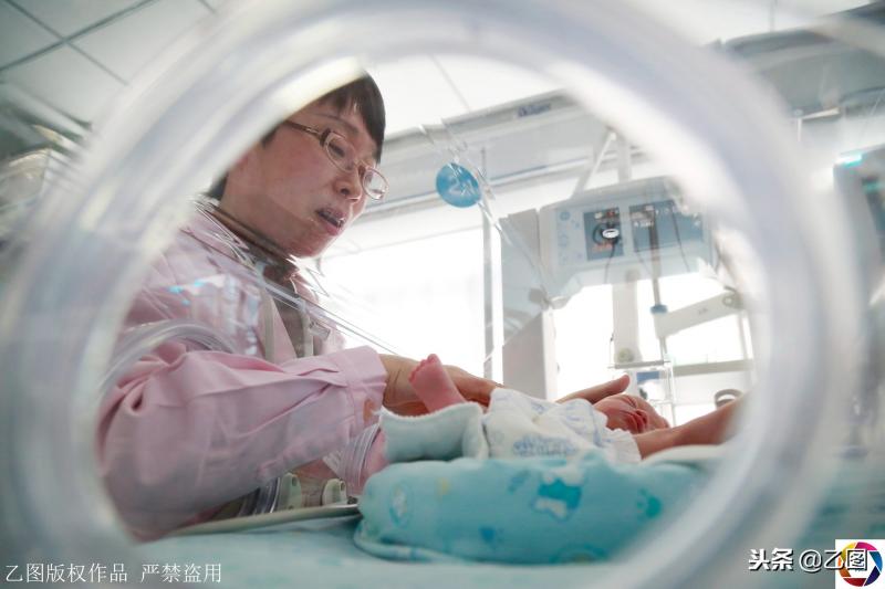 孕婦懷孕6個月在家產「掌心寶寶」，急壞家人，住保溫箱2月活下來