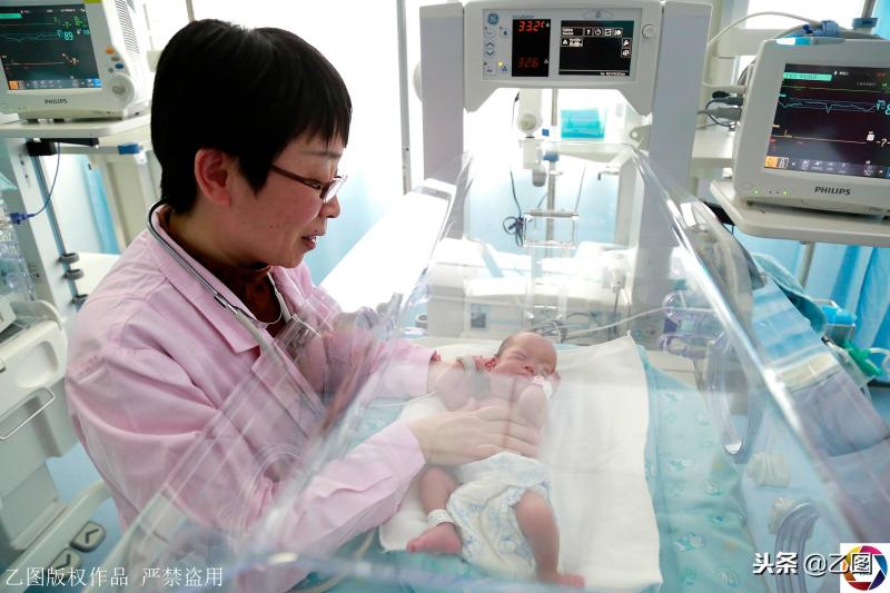 孕婦懷孕6個月在家產「掌心寶寶」，急壞家人，住保溫箱2月活下來