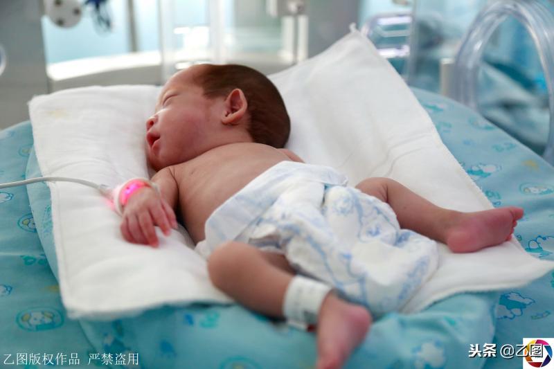 孕婦懷孕6個月在家產「掌心寶寶」，急壞家人，住保溫箱2月活下來