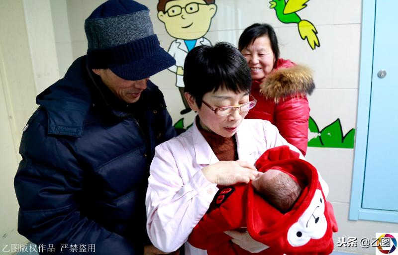 孕婦懷孕6個月在家產「掌心寶寶」，急壞家人，住保溫箱2月活下來