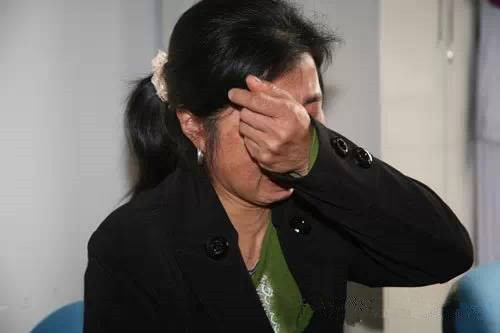 母女遭家暴後驚慌逃到超市，本以為會被趕出去，沒想到店經理「這個舉動」讓她當場痛哭！ 