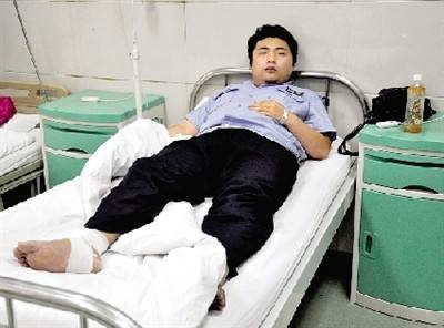 小叔子摔斷腿，逼嫂子倒尿壺，嫂子委屈一腳踹翻，瞧見地上，蒙了