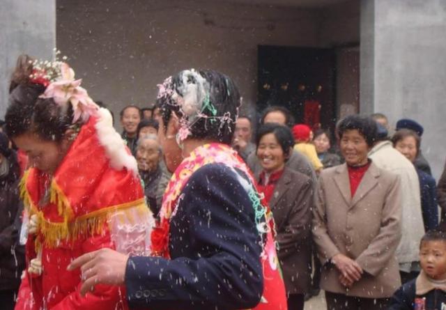 婆婆將不孕兒媳攆走，六年後偶遇兒媳，她身邊的小男孩和兒子很像