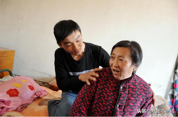 妹妹病逝，哥哥要求妹夫依然輪班照顧自己母親，妹夫：你做夢呢？
