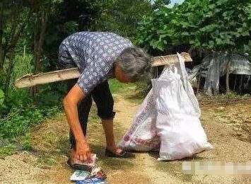 懷孕後母親給5萬，婆婆送袋野菜嫌髒扔地上，一周後打開墮了胎