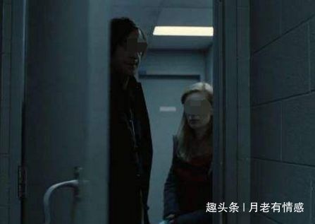 妻子出軌，給情夫租了一間房，丈夫憤怒推開房門，瞧見男人，淚目