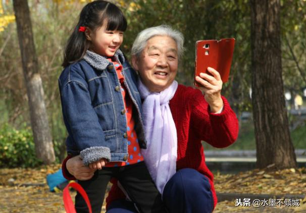 婆婆：我只養兒子不看孫子，5年後，媳婦：養老院大門開著呢