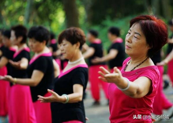 婆婆：我只養兒子不看孫子，5年後，媳婦：養老院大門開著呢