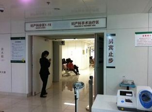 結婚3年，妻子肚子始終沒動靜，丈夫帶去檢查，醫生耳語：快逃命