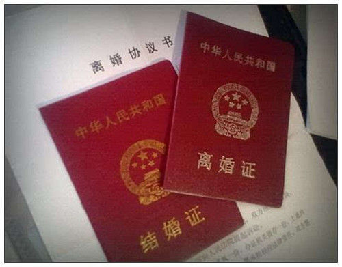 離婚五年後，俺故意開豪車去前妻家炫耀，老人:她死了五年了