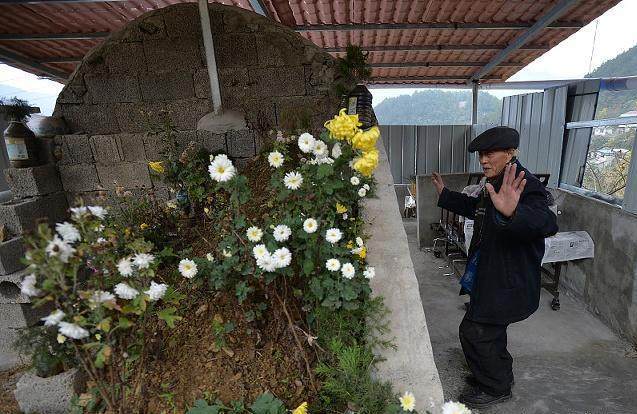 離婚五年後，俺故意開豪車去前妻家炫耀，老人:她死了五年了