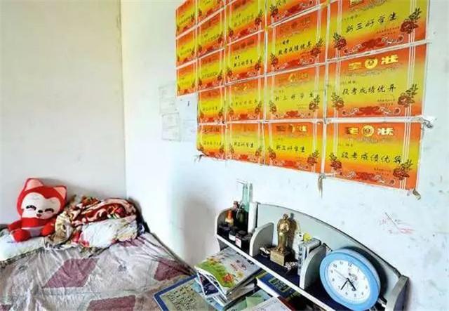 丈夫離世我外出打工，婆婆帶娃四年，回家看到牆壁我哭了