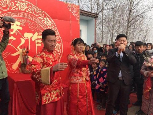 姐姐代替妹妹嫁給農夫，五年後妹妹找上門，挽起袖口姐姐尖叫逃跑