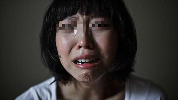 姐姐代替妹妹嫁給農夫，五年後妹妹找上門，挽起袖口姐姐尖叫逃跑