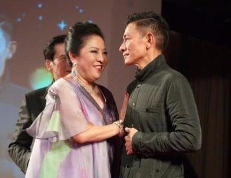 向華強大壽，「劉德華現場的表現」讓向太落淚不止，網友：難怪他能紅37年！