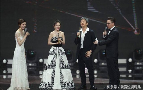 楊冪雙手護快掉出的胸，孫儷老公鄧超始終不敢直視楊冪，這件禮服太性感難怪女星都搶著入手！