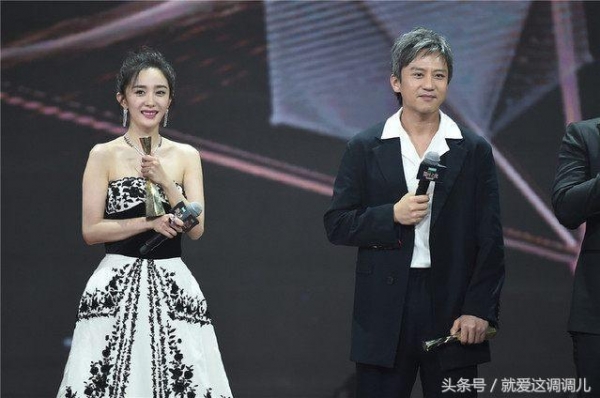 楊冪雙手護快掉出的胸，孫儷老公鄧超始終不敢直視楊冪，這件禮服太性感難怪女星都搶著入手！
