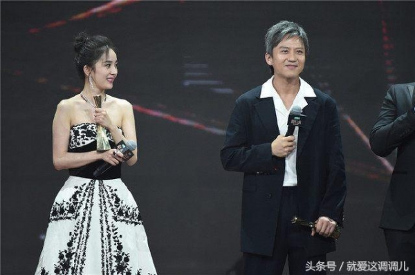 楊冪雙手護快掉出的胸，孫儷老公鄧超始終不敢直視楊冪，這件禮服太性感難怪女星都搶著入手！