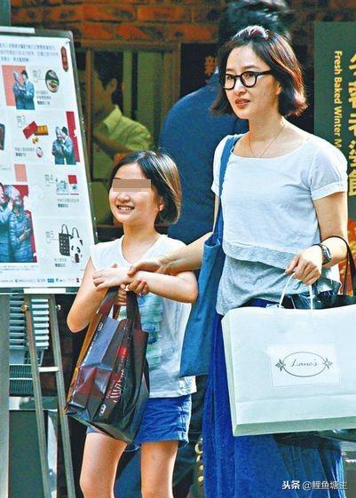 她是第一個視後，54歲仍被影帝老公寵成公主 