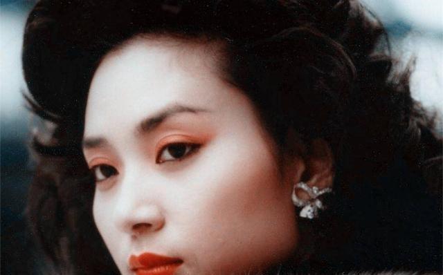 從身無分文到5億女富豪，給內地捐了54所學校，如今卻靠輪椅代步！