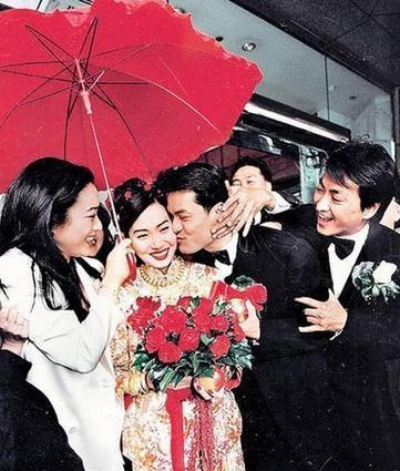 從身無分文到5億女富豪，給內地捐了54所學校，如今卻靠輪椅代步！