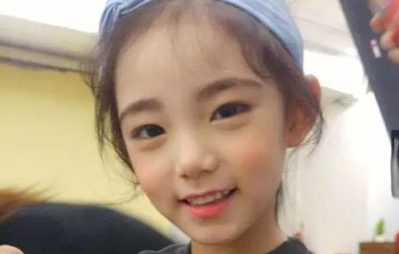 6歲女孩被經紀公司看上，表示10年等她長大，卻被媽媽長相驚豔了！